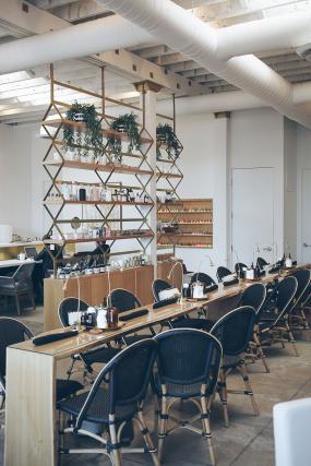 时尚现代风格美甲店装修图片大全