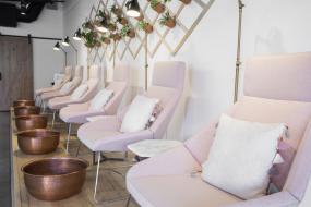 黑白风格美甲店装修效果图片