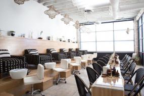 现代时尚简约风格美甲店装修图片