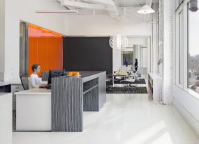 精致小办公室前台原木地板装修效果图片大全