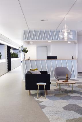 经典小办公室前台吊顶造型装修效果图片欣赏