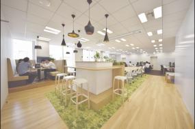 现代简约办公室玻璃墙装饰效果图