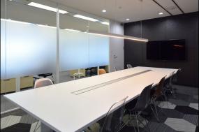 现代简约办公室门面吊顶装修图