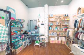 小型童装店门面装修图片