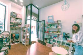 白色简约童装店装修效果图