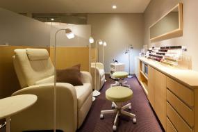 大型美甲店最新室内装修设计效果图