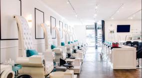 美甲店室内简约背景墙装修图片