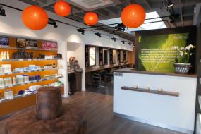 创意简约小型美发店装修图