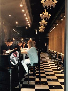 时尚美甲店室内玻璃门装修效果图片