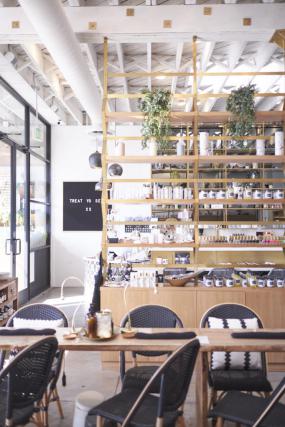 美甲店室内粉色墙面装修效果图片