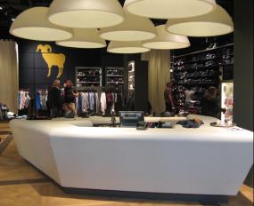 简约现代服装店装修货架效果图