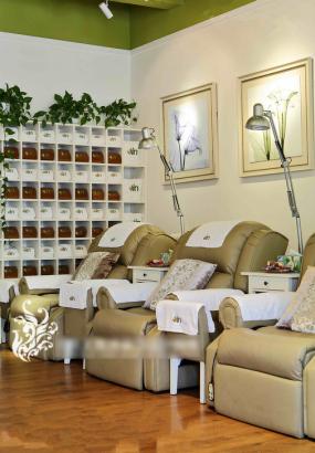 美甲店包间墙面置物架装修实景图