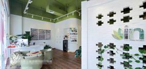 时尚简约美甲店室内白色墙面装修效果图片