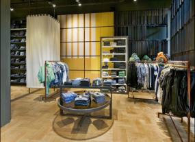 混搭设计风格服装店装修货架