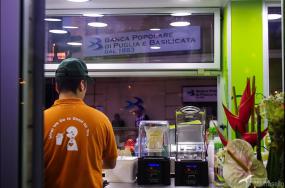 奶茶店室内隔断装修效果图片