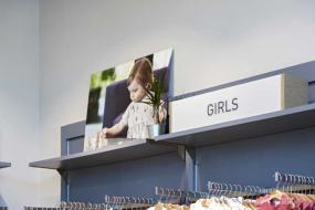 童装店货架装修效果图片欣赏