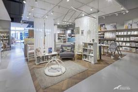 现代时尚童装店货架装修效果图片