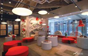 童装店浅色木地板装修效果图