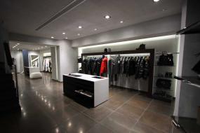 温馨风格服装店装修货架效果图