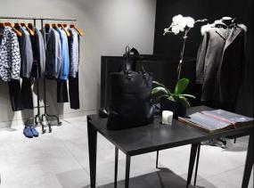 现代新古典服装店货架装修效果图