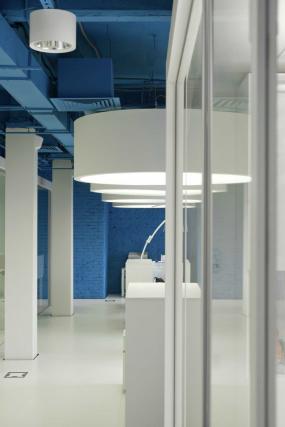 时尚简单办公室隔断效果图