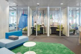 现代风格办公室低隔断设计效果