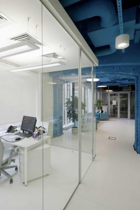 现代时尚办公室隔断效果图
