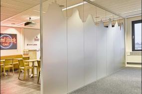 室内办公室装修玻璃隔断设计