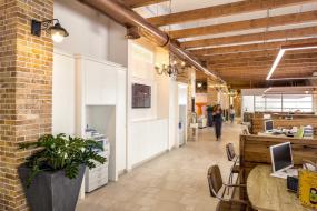 最新现代办公室玻璃隔断设计效果图