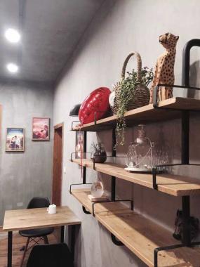 最新女服装店窗户装修图