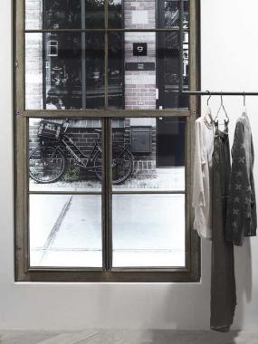 最新特色女服装店挂衣架装修效果图片