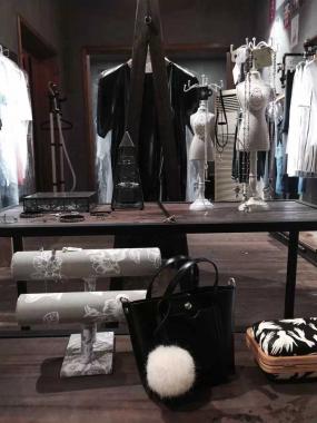 女服装店穿衣镜装修效果图