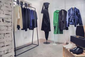 最新女服装店室内挂衣架装修效果图片