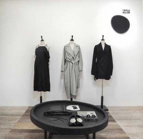 2018最新女服装店室内纯色壁纸装修效果图片