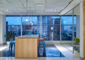 现代办公室玻璃隔断设计效果图欣赏