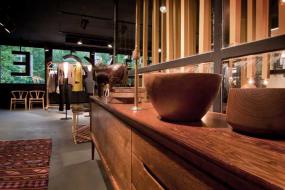 现代女服装店地砖装修效果图片