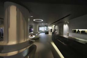 女服装店深棕色木地板装修效果图片