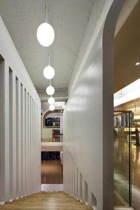 经典女服装店装饰画装修效果图片