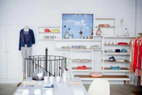 品牌女服装店室内挂衣架装修效果图片