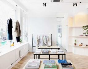 精品女服装店室内挂衣架装修效果图片