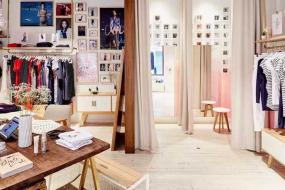 女服装店室内木质背景墙装修效果图片