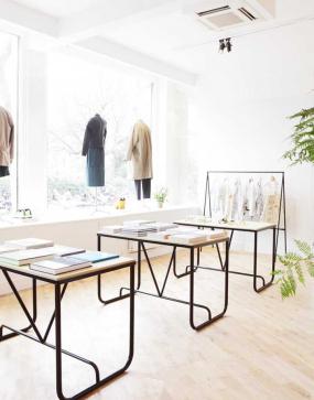 小型女服装店室内挂衣架装修效果图片