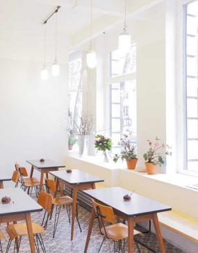 女服装店室内浅色木地板装修效果图片