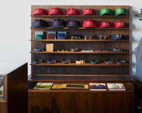 美式混搭男服装店陈列装修效果图