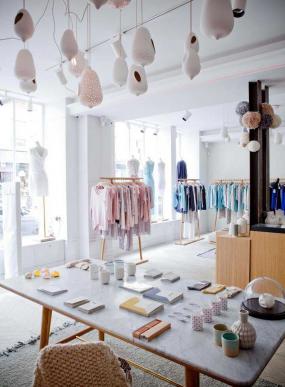 现代女服装店室内吸顶灯装修效果图片