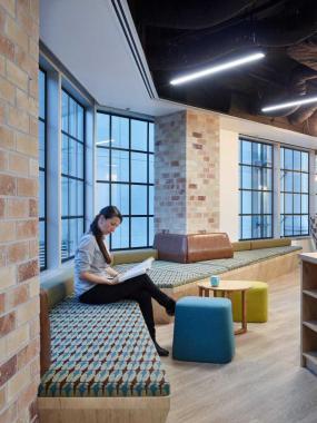 公司办公室玻璃隔断设计效果图欣赏