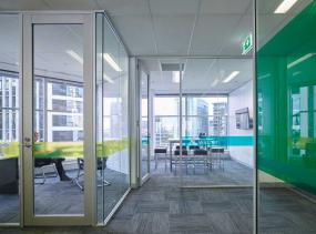 现代办公室玻璃隔断设计效果图图片