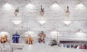 女服装店玻璃展示柜设计装修图片