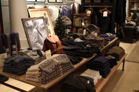 休闲男服装店陈列装修效果图