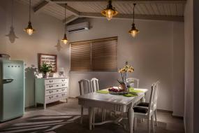 现代简单风格办公室隔断效果图